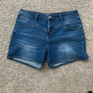 Women’s High Rise Denim Jean Shorts - size 16